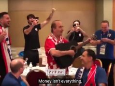 VIDEO Ludnica nakon utakmice: Reprezentacija pobjedu proslavila s Grdovićem na hotelskom stolu hrvatska